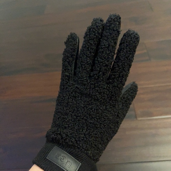 NEW! UGG Black Gloves & Mittens for Stylish Warmth - Picture 4 of 9
